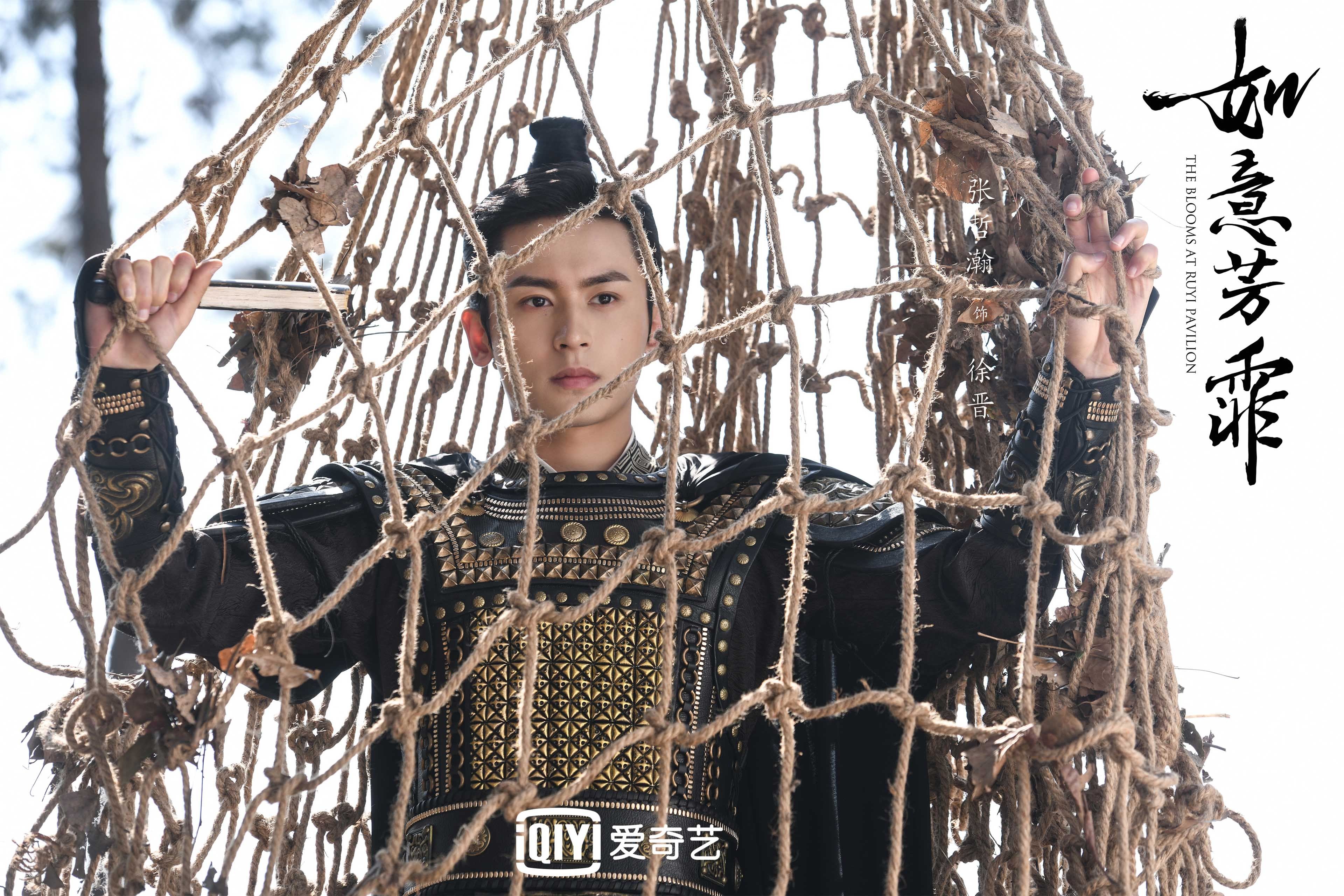 促进足球全民参与，举办“全民足球日”大型活动，全民足球游戏