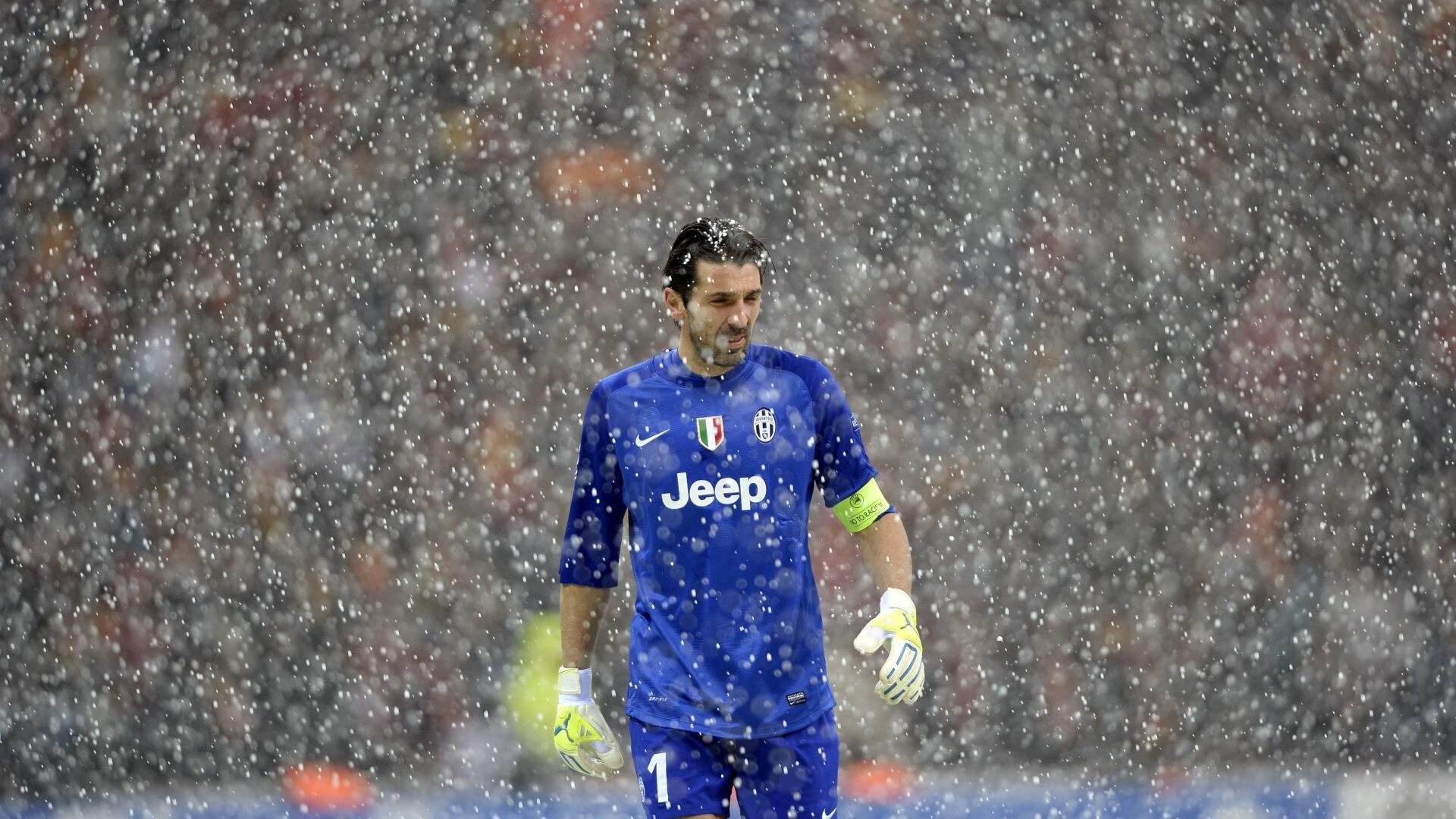 库兹马诺维奇在巴黎奥运会手球比赛中展现出出色的指挥能力，库兹马出任首发