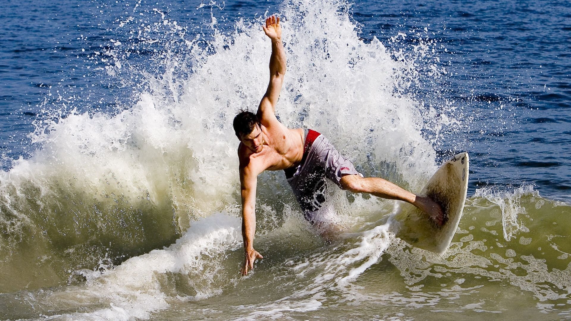 九游娱乐-格林伍德的冷静应对与出色的球场位置感，帮助袋鼠队稳定防线，格林伍德打什么位置